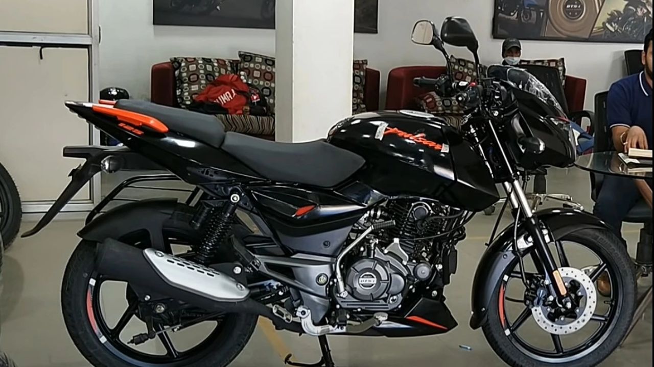 New Bajaj Pulsar 125 in black color in agency near a pillar