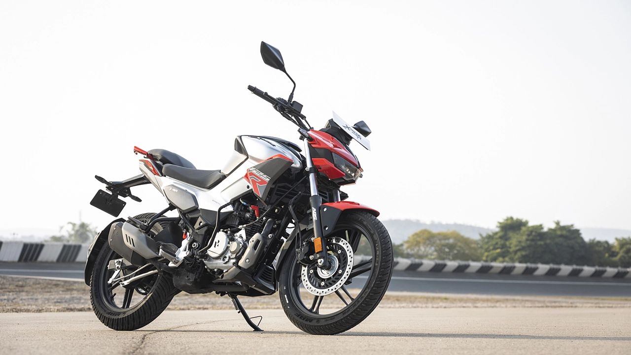 Hero Xtreme 125R in red and black color on road