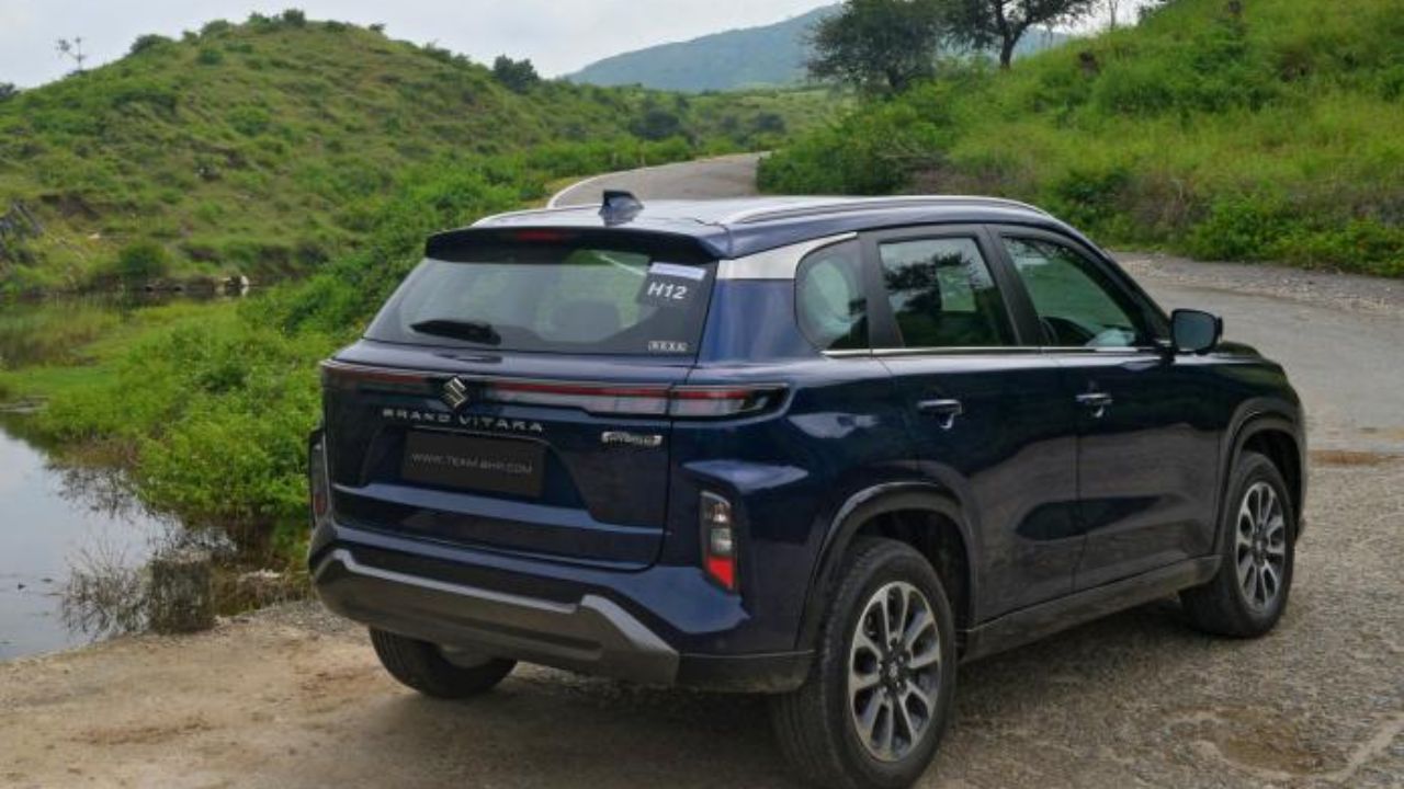 Maruti Grand Vitara in blue color in hilly area