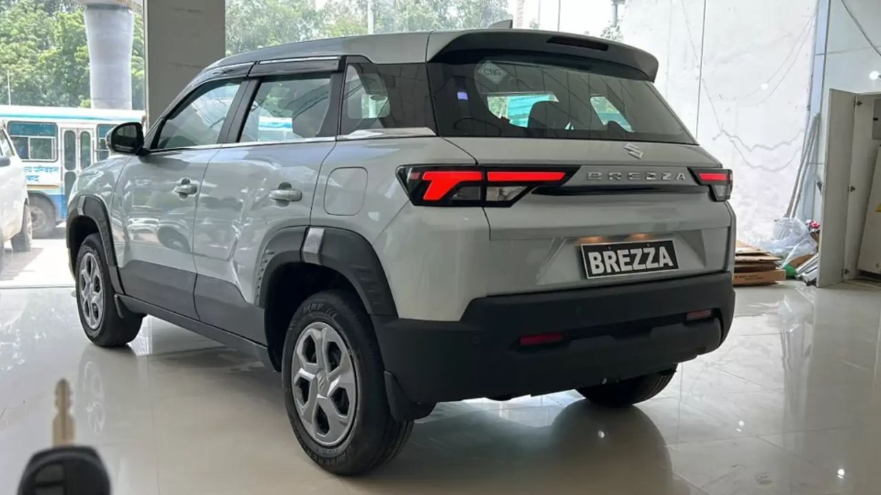 Maruti Suzuki Brezza S-CNG SUV in silver and black color